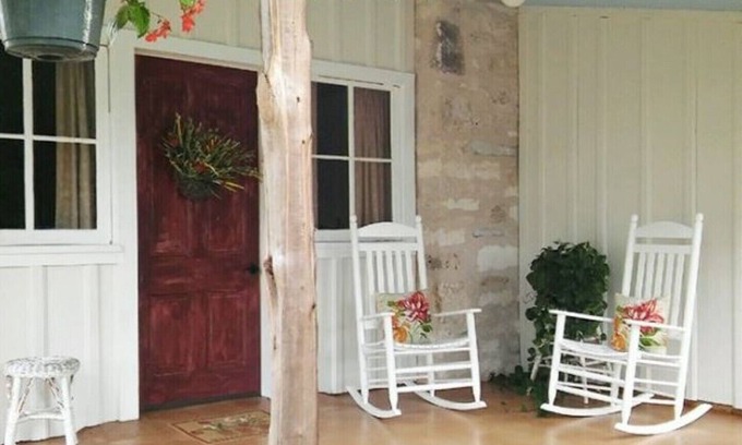 Dripping Springs Cabaña | Cabaña de Willie Mae en The Homestead B & B
