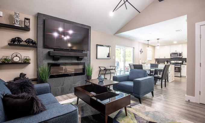 Rosewood Casa | Willie's Central Austin Getaway w/ Jacuzzi