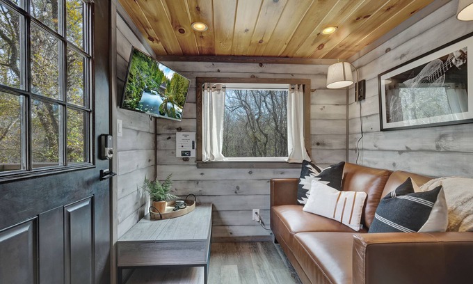Fredericksburg Cabaña | Willie the Modern Tiny Home w/Hot-tub & FireTable