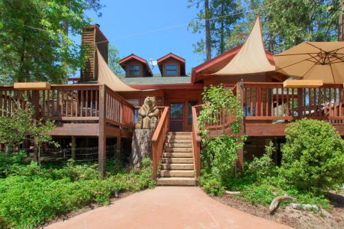 Bass Lake Casa | Willow Cove Lodge- 5 bedrooms with a hot tub