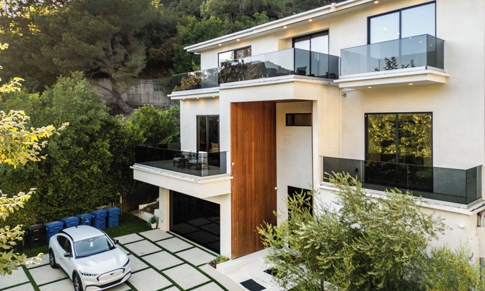 Laurel Canyon Casa | Willow Glen 2 - Warm Contemporary Estate with Open Floor Plan + Pool & Spa