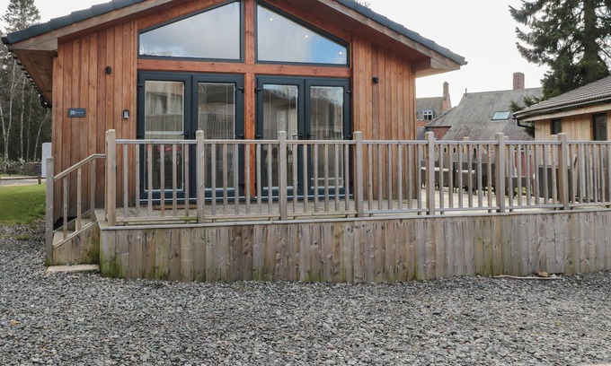 Otterburn Cabina | WILLOW LODGE, pet friendly, with hot tub in Otterburn