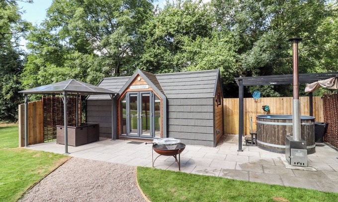 Middleton Cheney Cabaña | WILLOW LODGE AT BRIDGE LAKE FARM & FISHERY, romantic in Chacombe