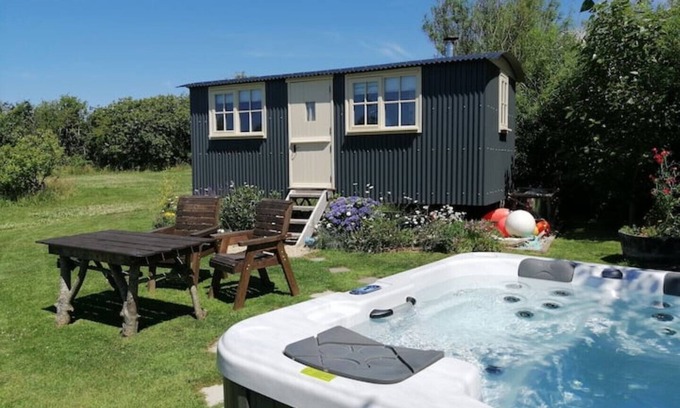 Bude Casa | Willow Tree Shepherd's Hut with optional hot tub and shared EV charger.