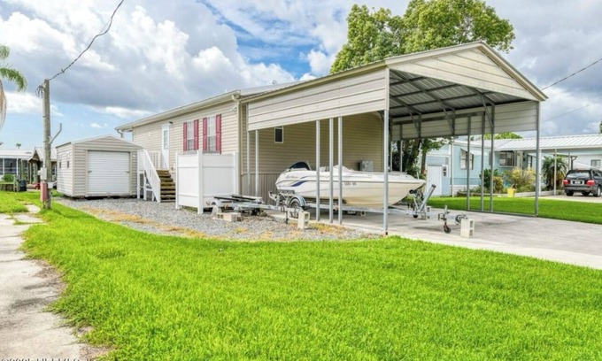 Welaka Casa | Willow & Water “Where calm meets the current”