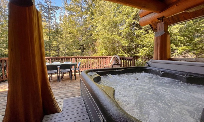 Ucluelet Cabina | Willowbrae Chalet-Sophisticated Forest-Hot Tub