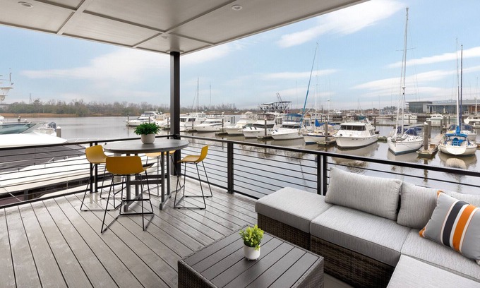 River District Alquiler De Eote | Wilmington downtown stationary houseboat. Relax literally OVER the water 🐬