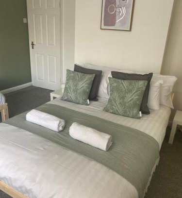 Newcastle-upon-Tyne Casa | Wilton - Perfect Home for Contractors Private Large Drive