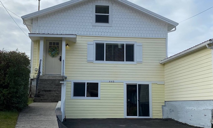 Winchester Bay Casa | Winchester Bay Getaway @ Dunes / Fishing / Crabbing / A. T.V. 's