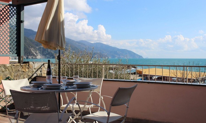 Cinque Terre Apartamento | Wind Rose House - By the BEACH with AC & Parking