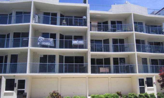 Golden Beach Apartamento | WINDBOURNE UNIT 8 - This neat and tidy 1st floor unit is tucked away in the quiet section of the Gol