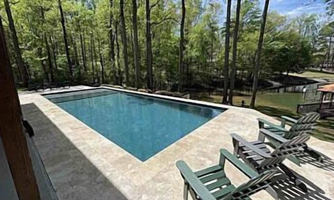 Troutman Casa | Winding Down | Sleeps 20 | 7 bed/5.5 ba | New pool | Golf Simulator| Pickle Ball Court |