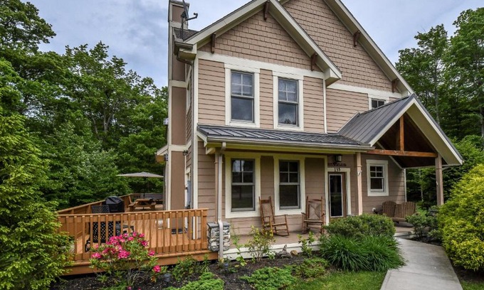 Silver Ridge Casa | Winding Down Slope Side
