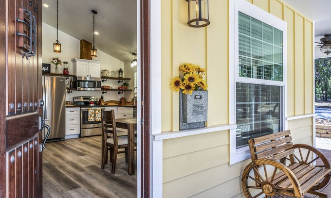 Hidden Valley Lake Cabaña | Windmill Cottage - Peaceful & Quiet on 5 acres