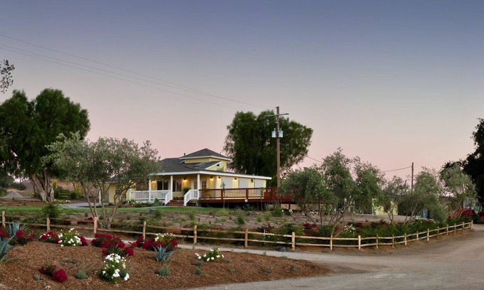 Paso Robles Casa | Windmill House on Rails Nap Estate.