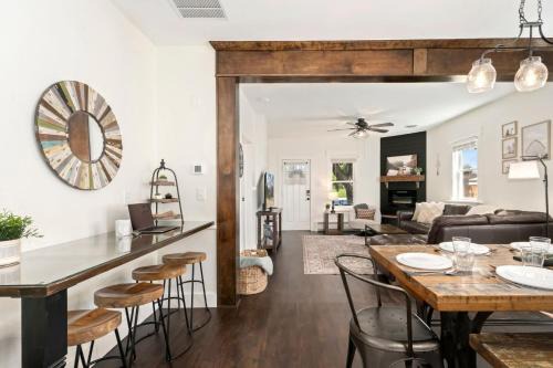 Windsor Casa | Windsor Farmhouse Family Fun, Yard and Fireplace