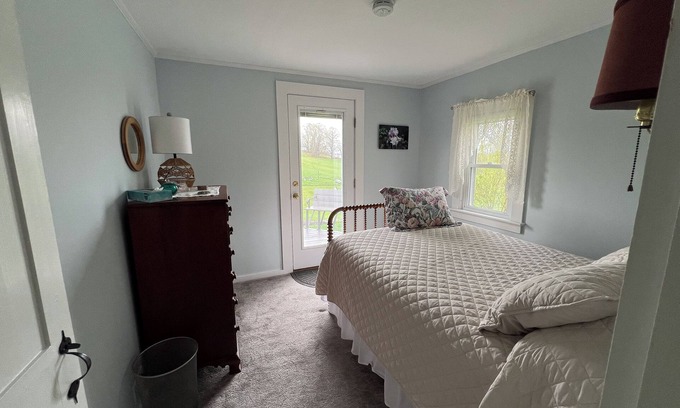Chelsea Cama Y Desayuno | Windswept Acres Southeast Room - Charming Homestay in Chelsea with WiFi & ponds