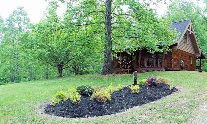 Wears Valley Casa | Windy Ridge-Pet-Friendly Smoky Mountain Cabin with Fishing Access, Fenced Yard & Free Tickets
