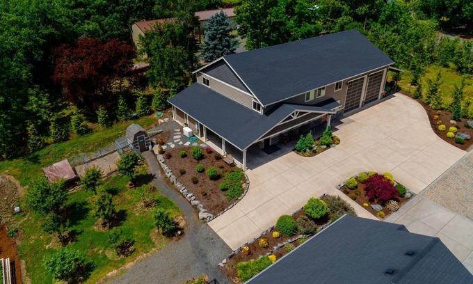 Dundee Condominio | Wine and Country Vibes Throughout, Open Layout, Vaulted Ceilings, Sweet Media Setup, 5 Min 2 Newberg