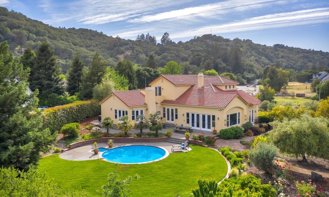 Santa Rosa Casa | Wine Country Luxury Retreat - Pool Sauna Spa Views