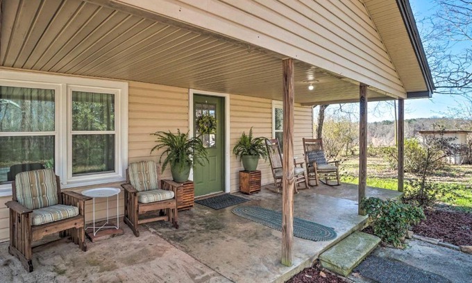 Dahlonega Casa | Wine Country Retreat with Fire Pit and Sunroom!