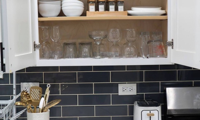 Gresham Casa | Wine Down Escape to the Windy City & indulge in the ultimate Chicago experience