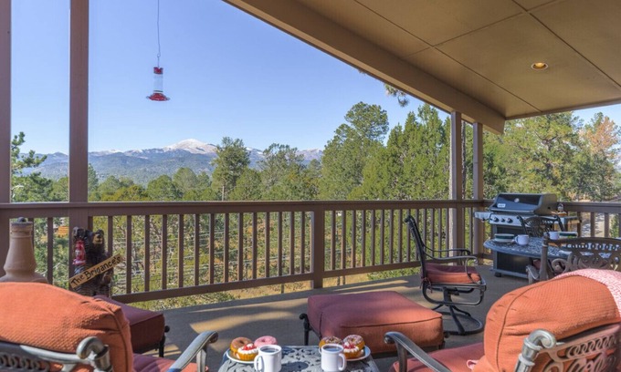 Ruidoso Chalet De Esquí | Wine & Wilderness: MTN Luxe Chalet/ Hot Tub/ Views