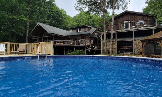 Ohiopyle Cabina | Wingard Lodge | 7BR, 5.5BA, Pool, Hot Tub, Gorgeous Log Cabin with Amazing Views!