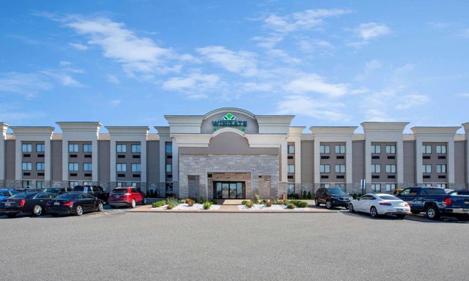 Romulus Hotel | Wingate by Wyndham Detroit Metro Airport