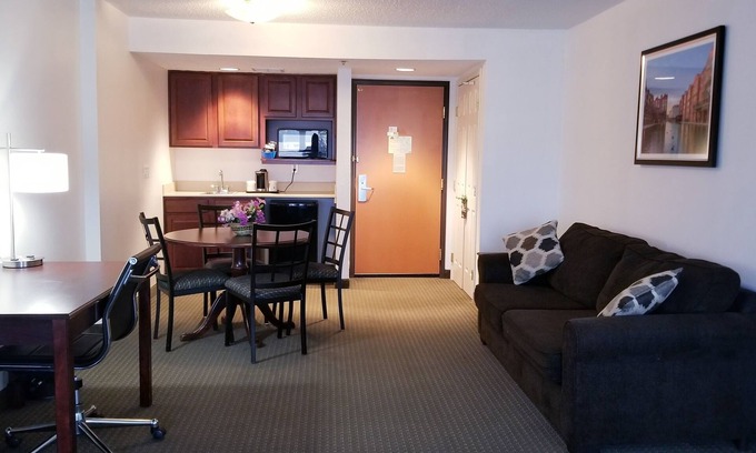 Wayne Hotel | Wingate by Wyndham Indianapolis Airport-Rockville Rd.