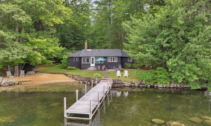 Meredith Casa | Winnipesaukee Log Home Sand Beach South Exposure Views Sleeps 8