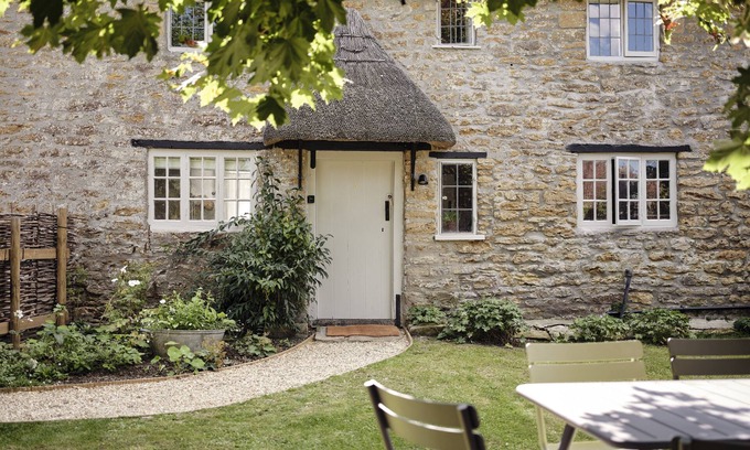 West Chinnock Cabaña | Winter bolt hole: cosy, luxury thatched cottage, modern interior, total R&R!