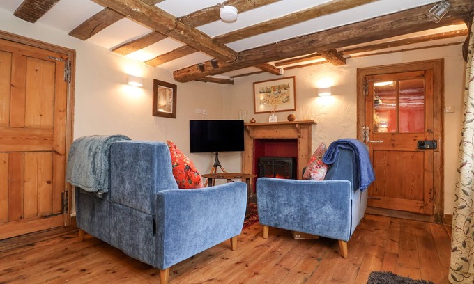 Clare Cabaña | WINTER COTTAGE, pet friendly, with a garden in Clare