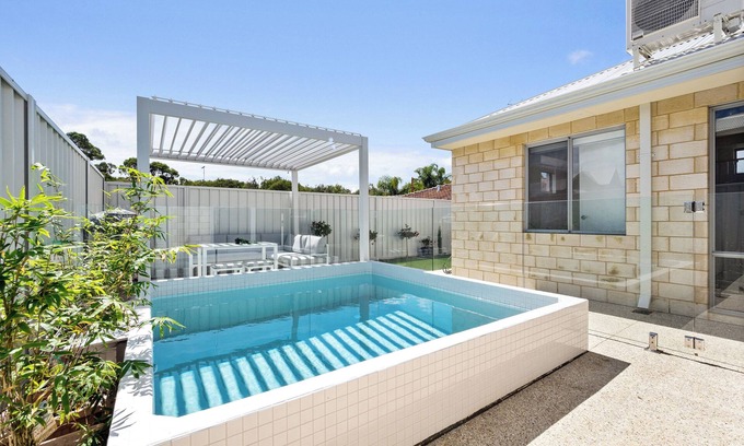 Mandurah Casa | Winter Family-Friendly Getaway | Sleeps 5 | Ping Pong | BBQ | Office Desk