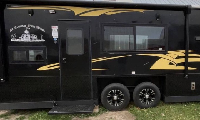 Balsam Lake Alquiler De RV | Winter Glamping in a heated 21’ Ice Castle