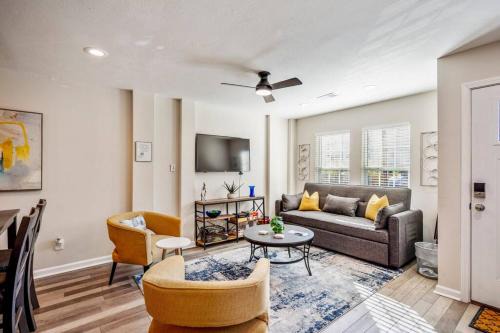 Washington Ave./ Memorial Park Casa | Winter Retreat 3b 3ba Huge backyard Mins from Downtown