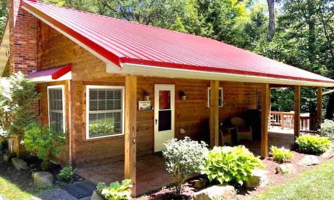 Confluence Cabina | Winter Retreat! Private Stream,Walking Trails & Cozy Fireplace