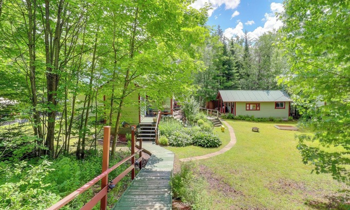 Les Pays-d'en-Haut Regional County Municipality Chalet De Esquí | Winter Ski Chalet Escape-Pet-Friendly, 5 Mins to Skiing & Top Ski Cross Course