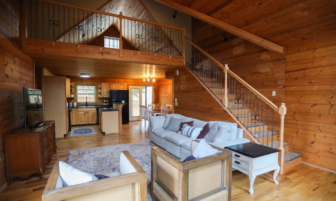 Mount Juliet Casa | WINTER SPECIAL! Log Home by Lake ~ Less than 25 mi to downtown Nashville