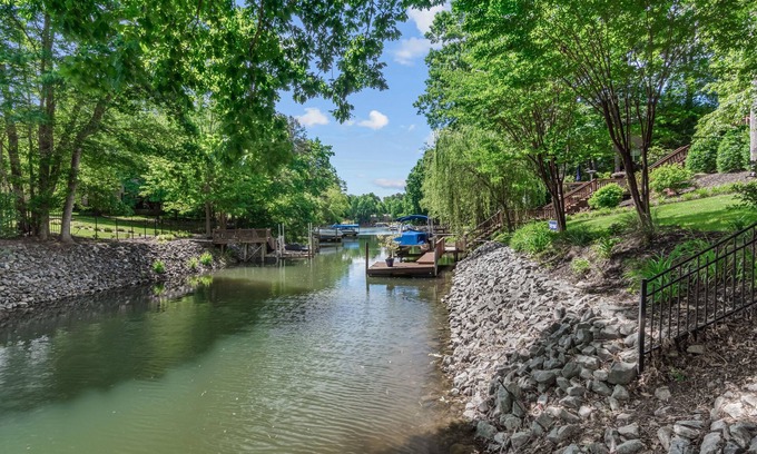 Mooresville Casa | Ridgetop Lakefront Retreat! Sleeps 16, Pets welcome! Boat Rental Available!!!