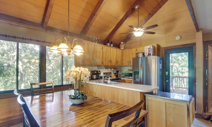 Treeloft Cabaña | Wintergreen Home w/ Hot Tub, Deck & Mountain Views