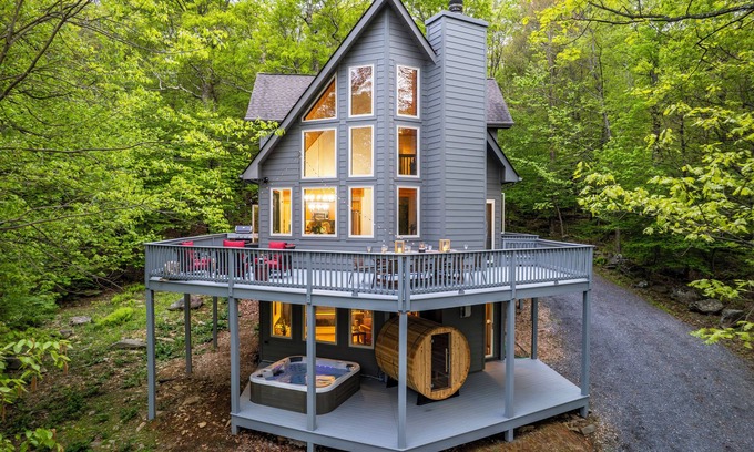 Chestnut Springs Casa | Wintergreen 5BR with Hot Tub, Sauna, Firepit