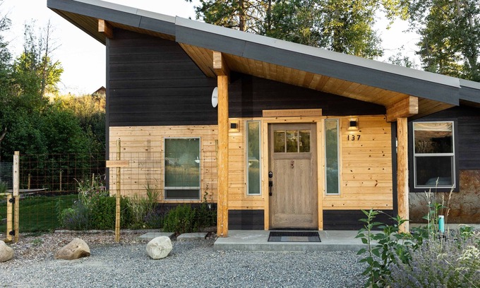 Winthrop Casa | Winthrop Basecamp-new trailside vacation home 15 min walk to downtown!
