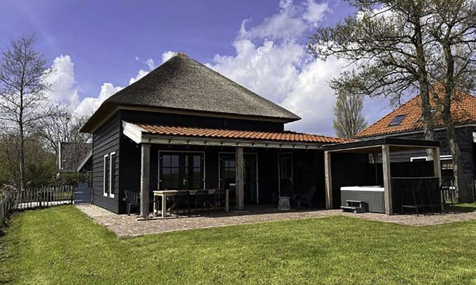 Hippolytushoef Casa | Wiringherlant by Interhome