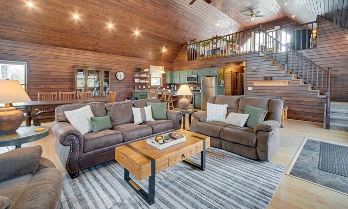 Turtle Lake Cabina | Wisconsin Cabin w/ Private Hot Tub & Deck