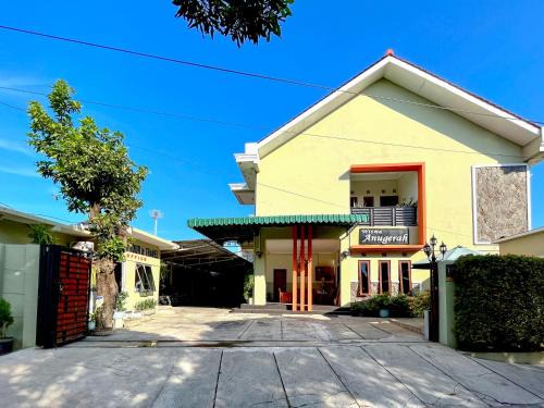 Banjarsari Casa | Wisma Anugerah Redpartner Near Masjid Zayed Solo