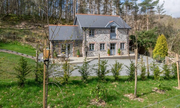 Ysbyty Ystwyth Casa | Wisteria Cottage - Bwthyn yr Ardd