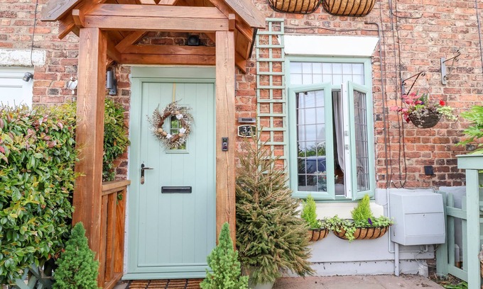 Nantwich Cabaña | WISTERIA COTTAGE, family friendly, with hot tub in Nantwich