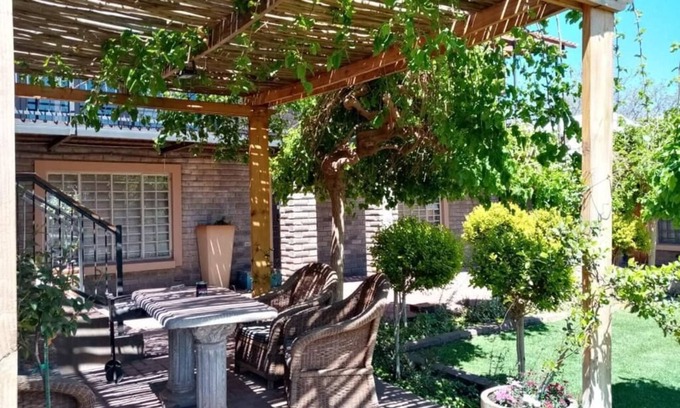 Tsantsabane Casa | Wisteria Lane Guesthouse