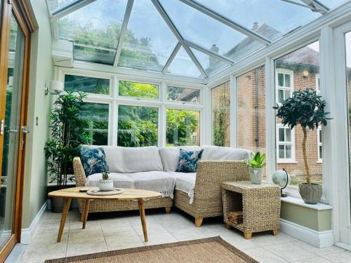 Langdon Casa | Wisteria Lodge, beautiful home in a great location